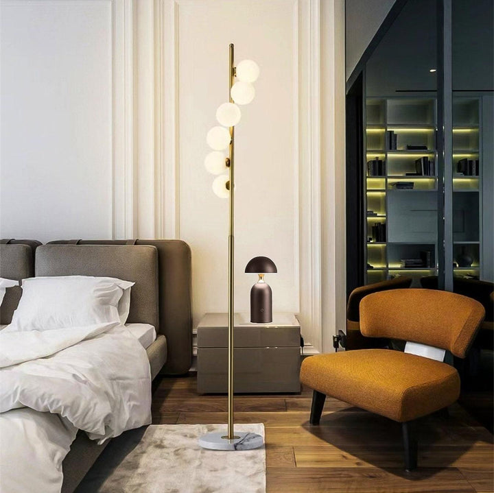 Detalle de base de latón y globo de ópalo de lámpara de pie. Estilo contemporáneo para decoración interior del hogar.
