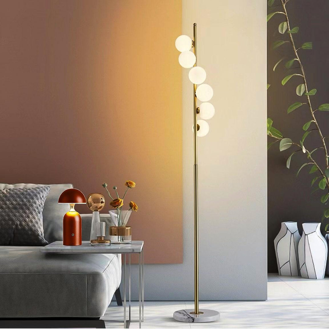 Elegante lámpara de pie de latón para sala de estar. Con vidrio ópalo, proporciona iluminación suave y decorativa.