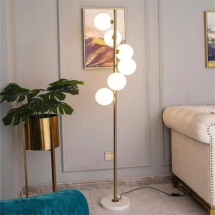 Estilo contemporáneo en lámpara de pie de latón y ópalo. Diseño minimalista y funcional para cualquier rincón del hogar.
