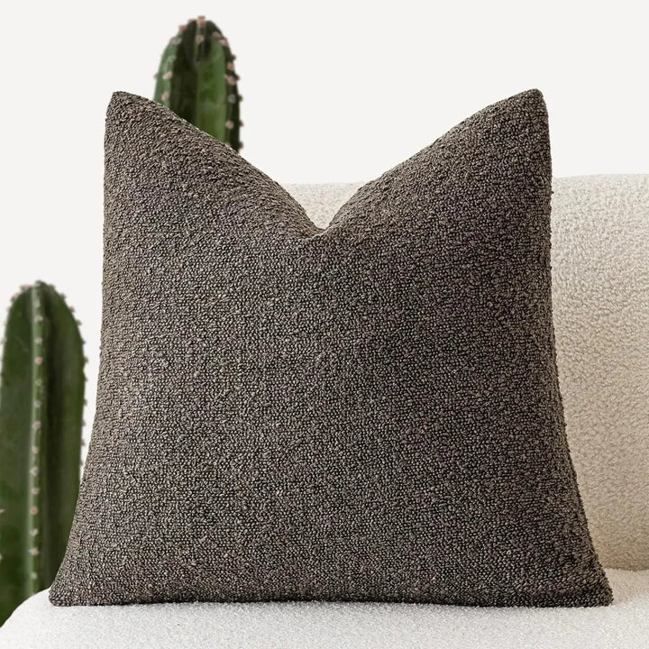 Funda cojín boucle premium 45x45cm. Acogedora textura visible, ideal para sala elegante.