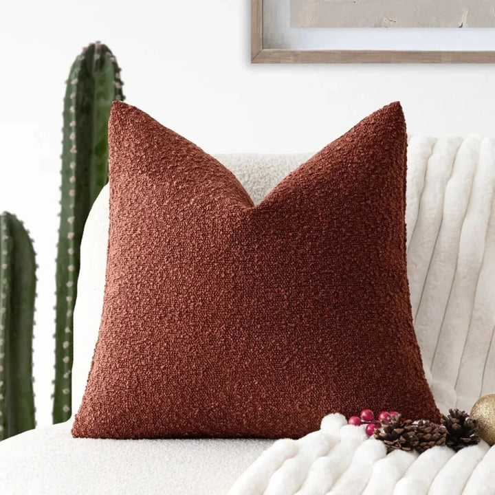 Cojín decorativo boucle 45x45cm. Combina estilo minimalista y confort en tu hogar.