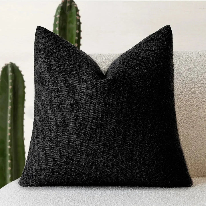 Funda cojín decorativa 45x45cm. Perfecta para realzar la sala con su textura boucle y diseño moderno.