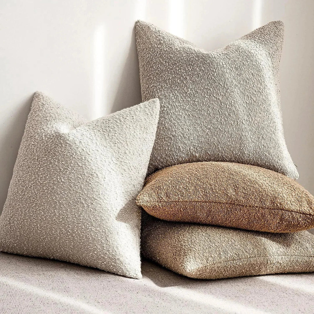 Cojín decorativo estilo minimalista boucle 45x45cm. Accesorio elegante para sala moderna.