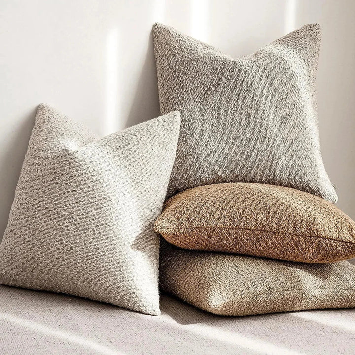Cojín decorativo estilo minimalista boucle 45x45cm. Accesorio elegante para sala moderna.