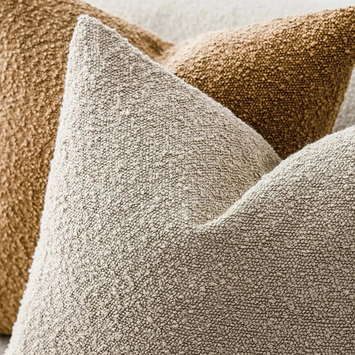 Funda cojín decorativa boucle para hogar. Realza la sala con estilo moderno y textura premium.