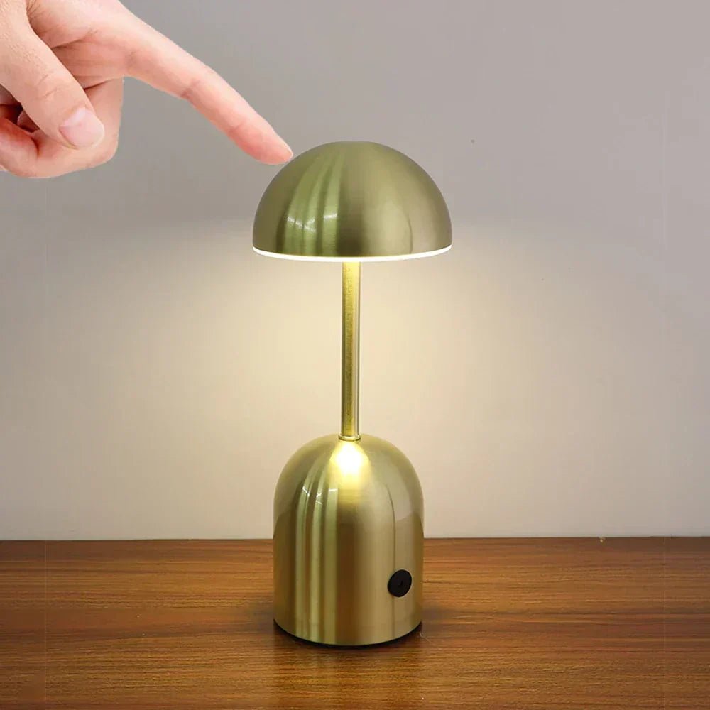 Lámpara de mesa chic con diseño minimalista curvo, iluminación decorativa moderna para el hogar.