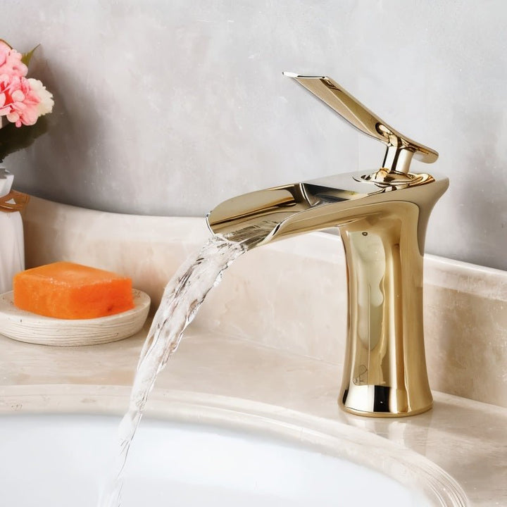 Grifo de cascada ónix mate. Diseño elegante y moderno, ideal para la decoración de tu baño.