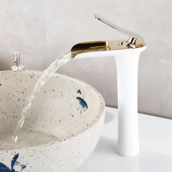 Grifería de lavabo de lujo ónix mate. Acabado mate, agua en cascada para un baño único.