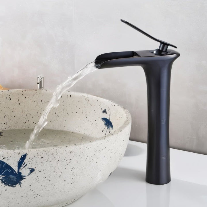 Elegante grifo de lavabo ónix mate. Mezclador de cascada para un ambiente de baño lujoso.
