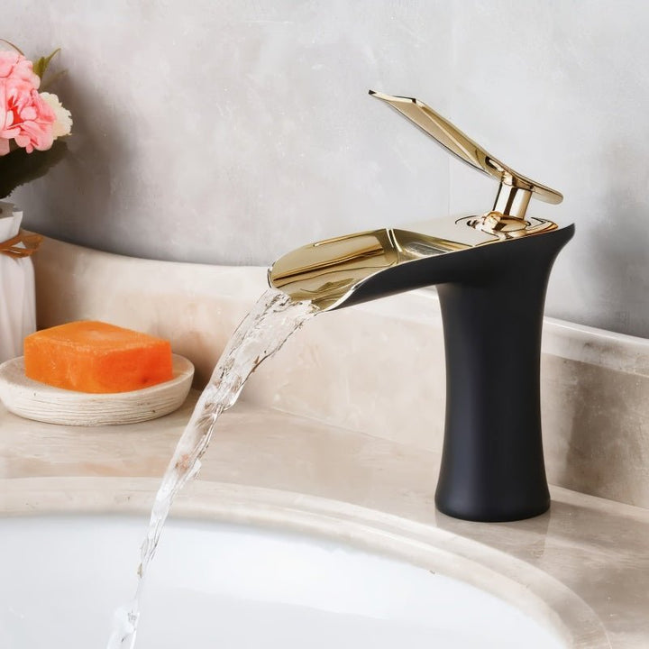 Grifo de baño moderno ónix mate. Flujo de agua tipo cascada, duradero y con estilo inigualable.