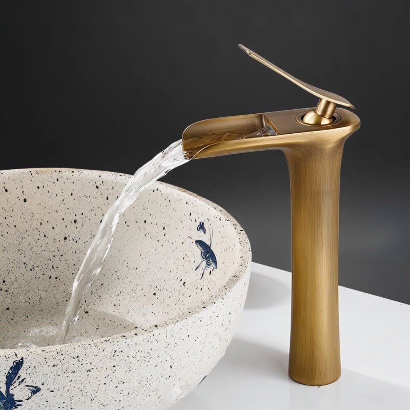 Mezclador de lavabo ónix mate. Grifo de cascada, estética de lujo para baños contemporáneos.