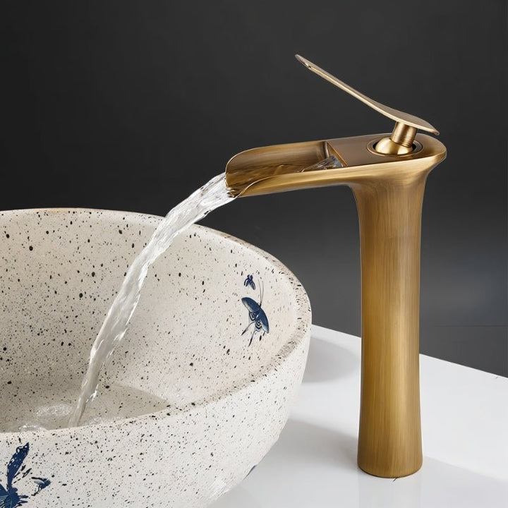 Mezclador de lavabo ónix mate. Grifo de cascada, estética de lujo para baños contemporáneos.
