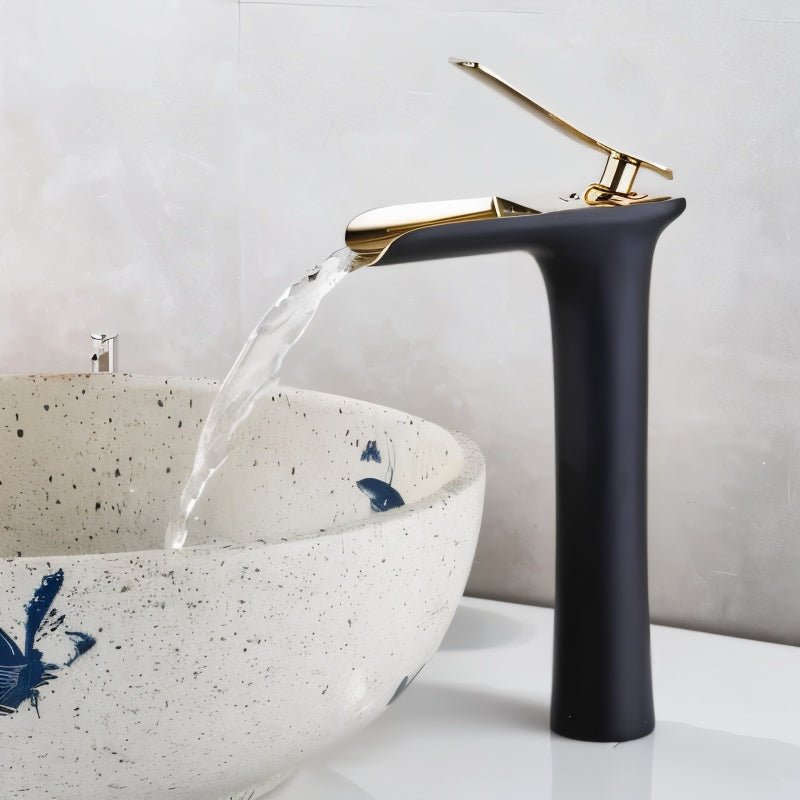 Lujoso grifo de lavabo ónix mate. Mezclador de cascada, pieza central en decoración de baño.