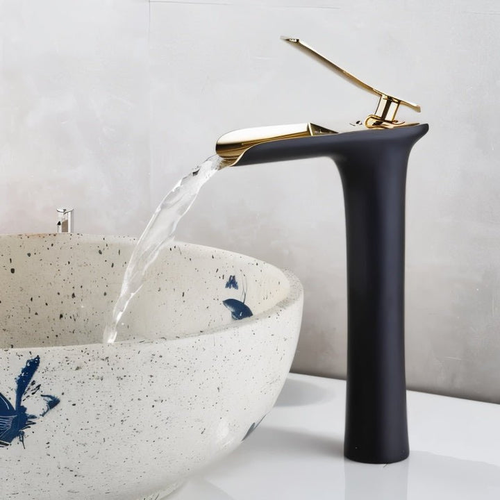 Lujoso grifo de lavabo ónix mate. Mezclador de cascada, pieza central en decoración de baño.