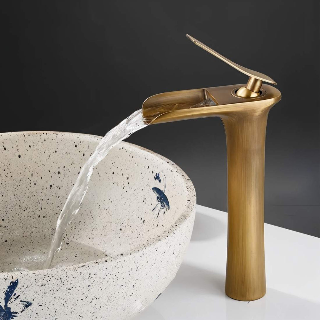 Elegante grifo de lavabo ónix mate. Acabado mate, agua tipo cascada, toque de lujo y estilo.