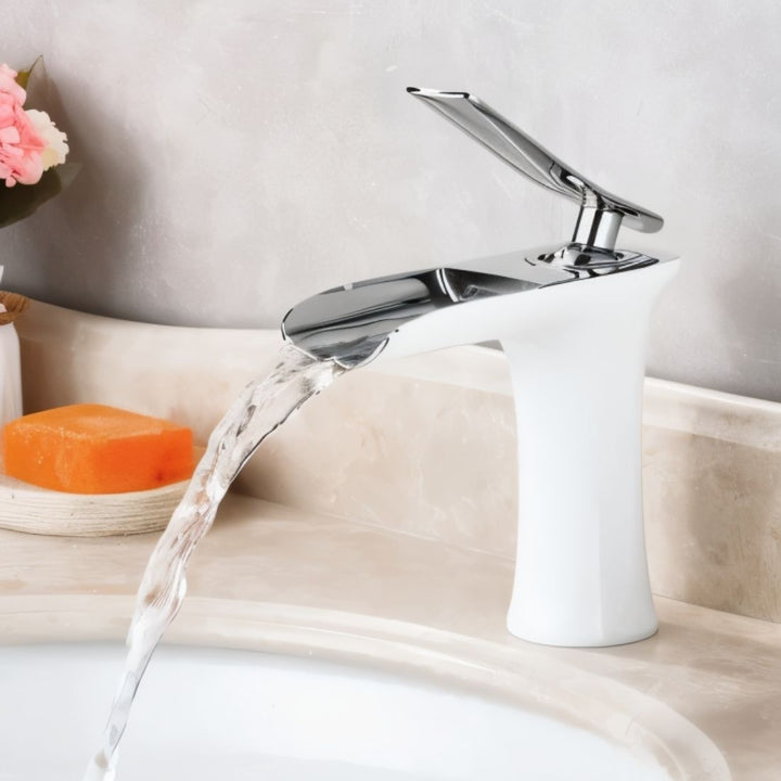 Grifo mezclador ónix mate para lavabo. Flujo de cascada, estética moderna en decoración de baño.