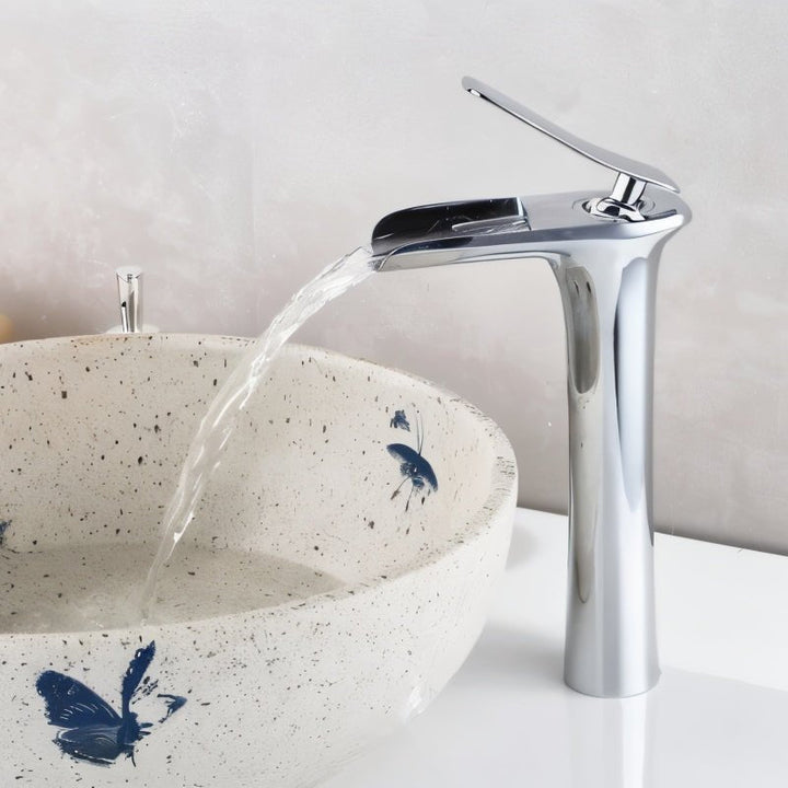 Grifo de lavabo moderno ónix mate. Estilo cascada, perfecto para un baño lujoso y funcional.