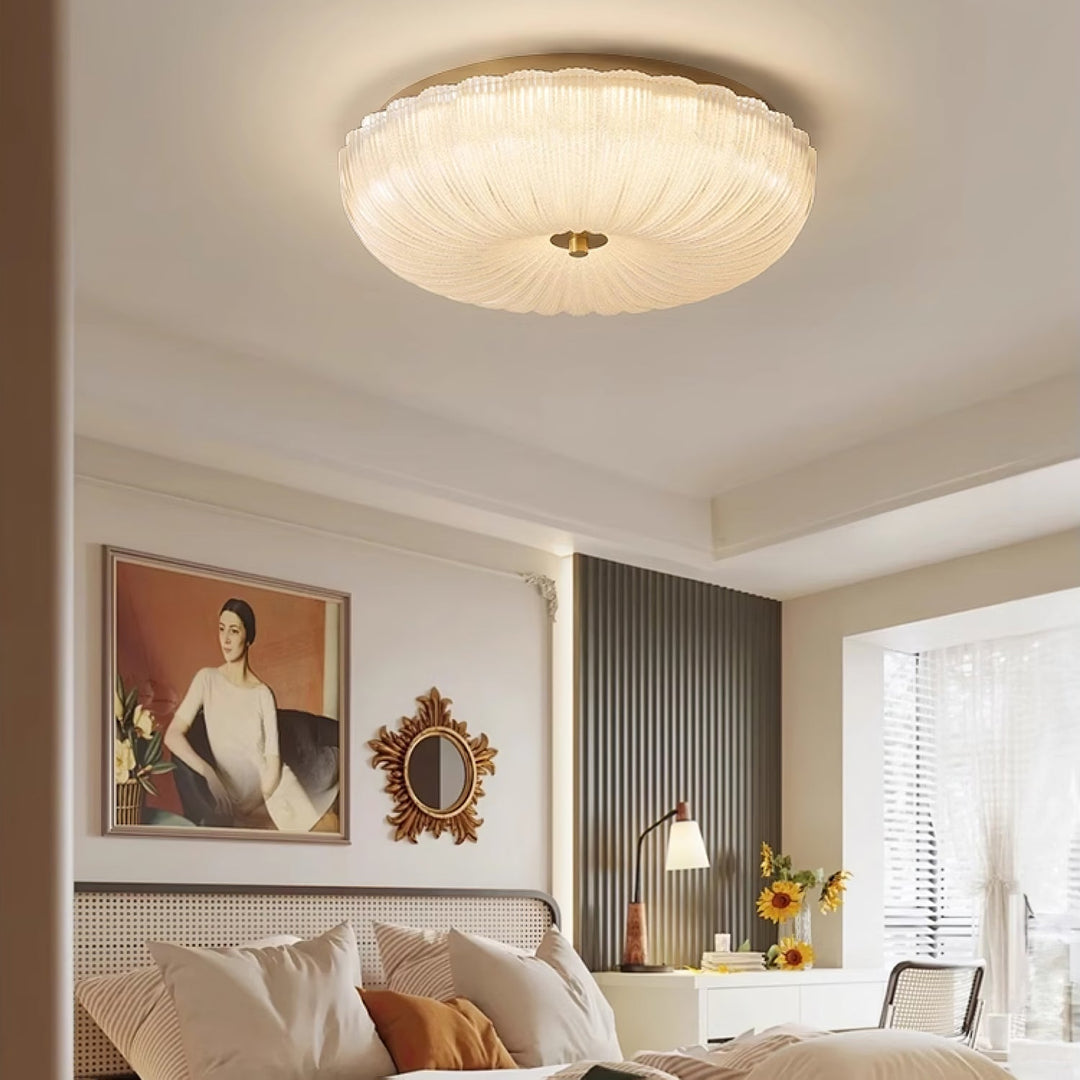 Lámpara LED de techo con acabado en vidrio ondulado, crea una luz ambiental ajustable y acogedora.