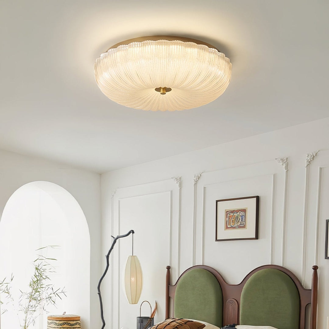 Plafón LED moderno que genera luz ambiental, con vidrio ondulado para un hogar contemporáneo.