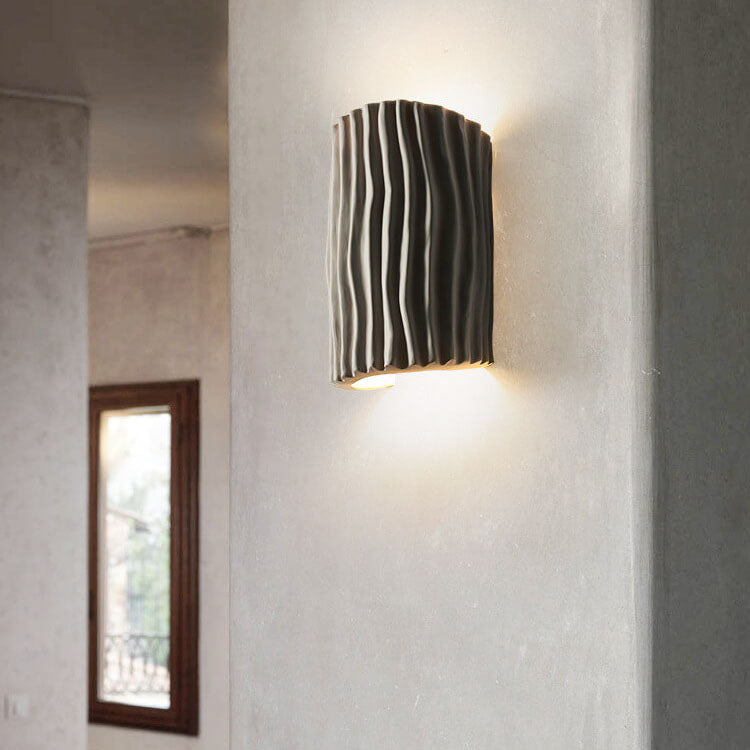 Elegante aplique de pared de resina acanalada, lámpara moderna para un diseño interior minimalista.