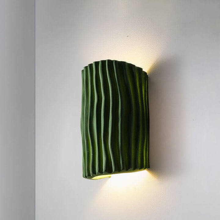 Aplique de pared acanalado de resina, parte de una decoración moderna en un ambiente de hogar.