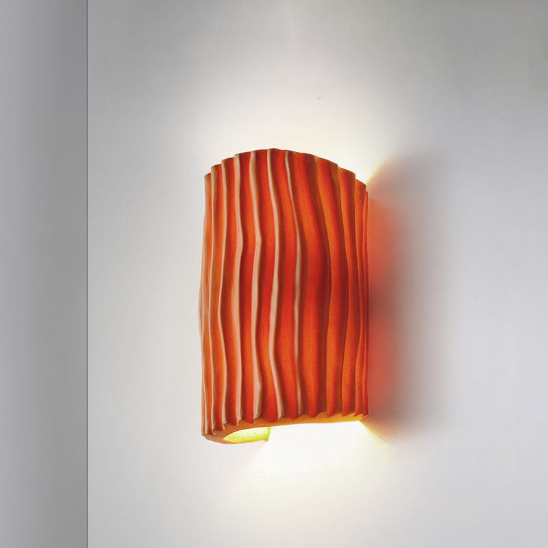 Aplique de pared moderno de resina acanalada, complemento perfecto para diseño interior y hogar.
