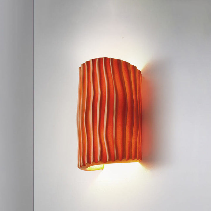 Aplique de pared moderno de resina acanalada, complemento perfecto para diseño interior y hogar.