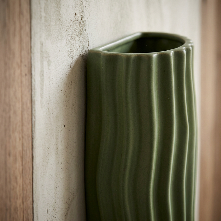 Iluminación moderna: aplique de pared de resina acanalada, perfecto para diseño interior contemporáneo.