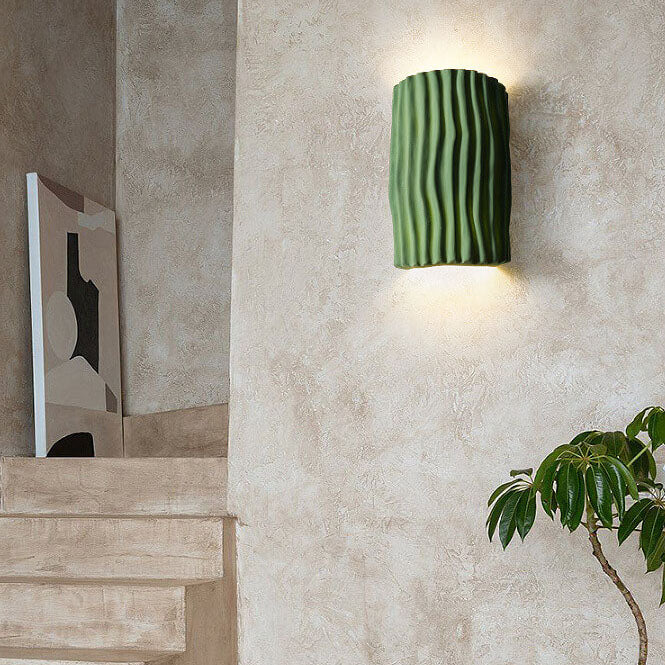 Aplique de pared decorativo de resina acanalada, ideal para ambientes de hogar con estilo moderno.