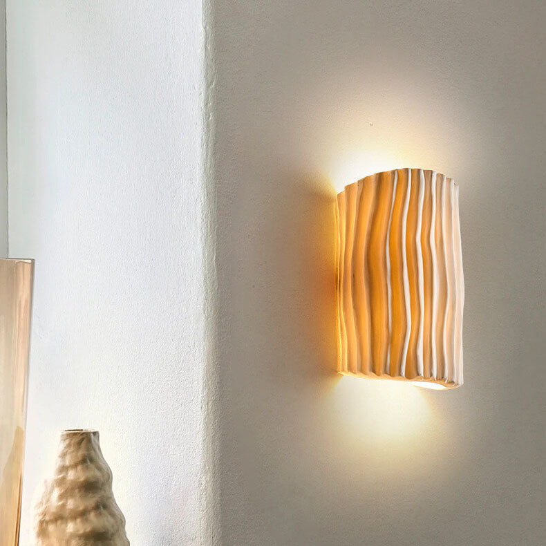 Lámpara de pared de resina acanalada, estilo moderno, para iluminación y decoración interior sofisticada.