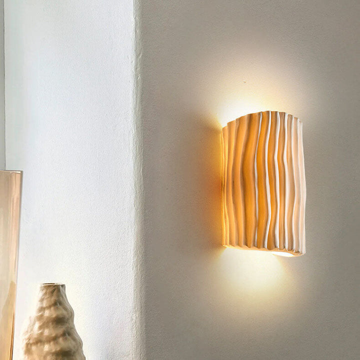 Lámpara de pared de resina acanalada, estilo moderno, para iluminación y decoración interior sofisticada.
