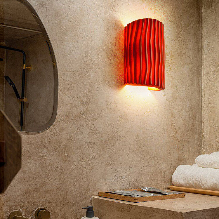 Textura acanalada: aplique de pared de resina, lámpara de diseño moderno para iluminar tu hogar.