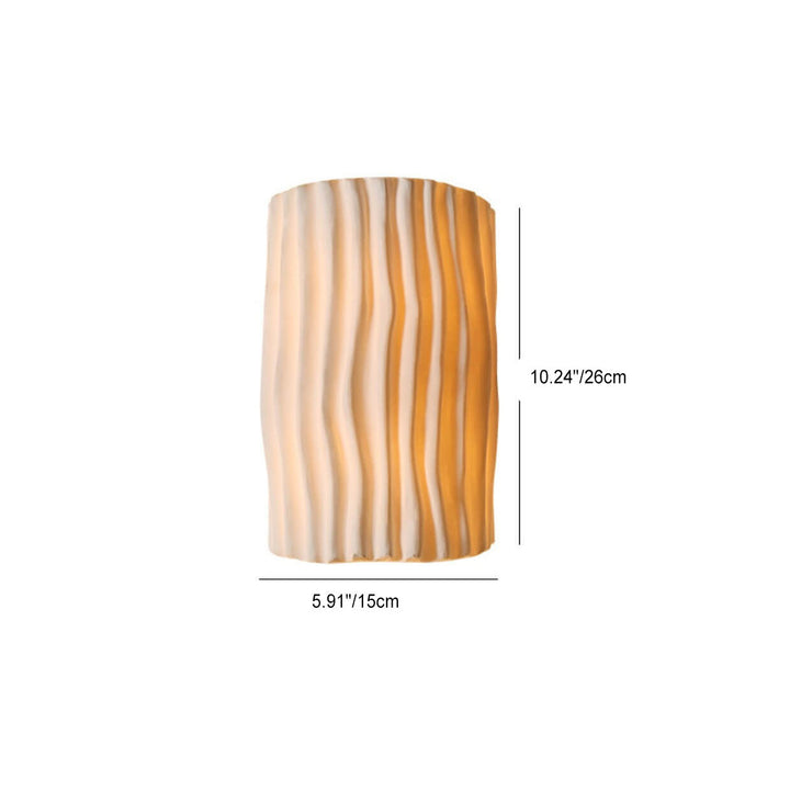 Diseño moderno: aplique de pared de resina acanalada, luminaria elegante para cualquier interior.