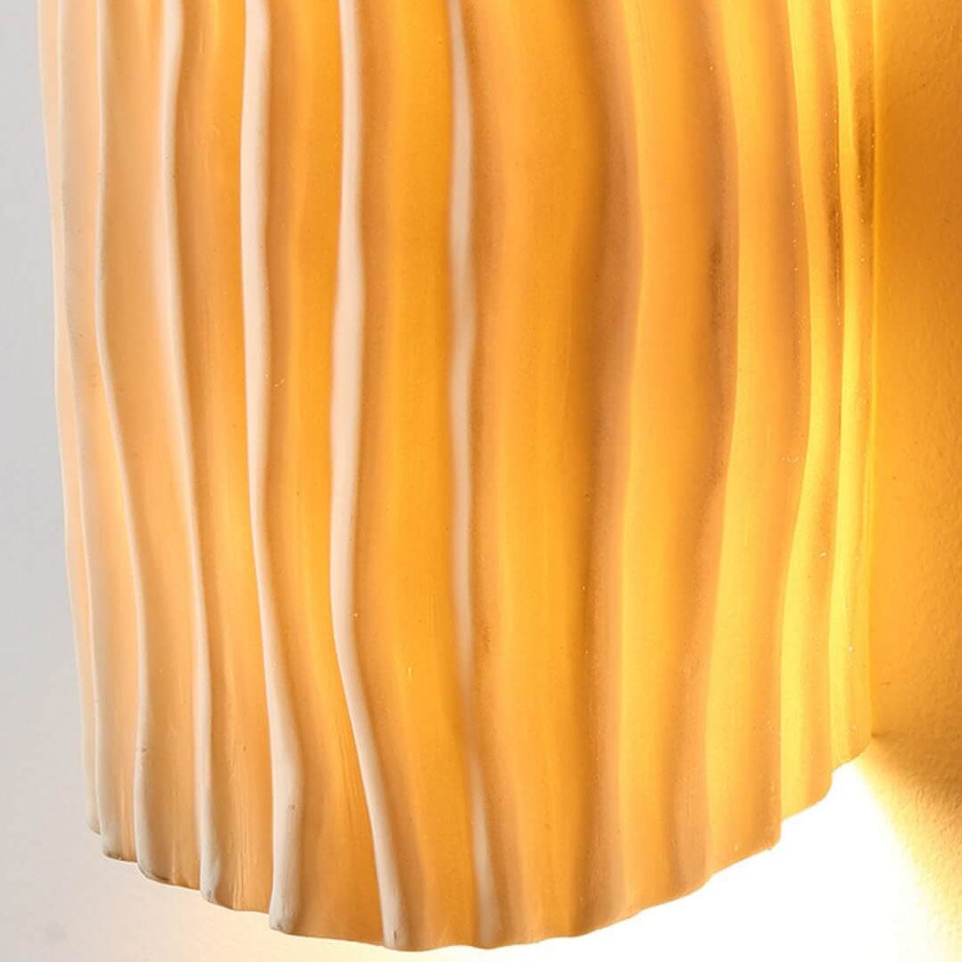 Aplique de pared acanalado de resina para sala, iluminación moderna que decora tu hogar.