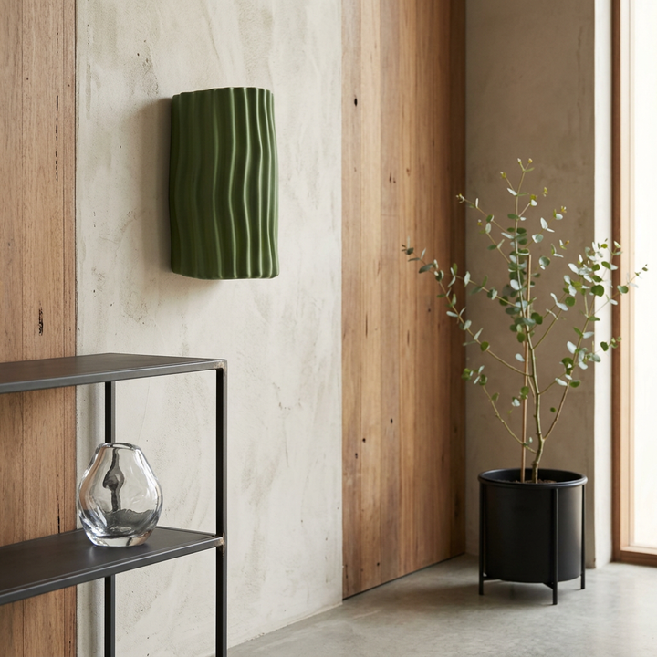Aplique de pared moderno de resina acanalada, ideal para iluminación interior y decoración del hogar.