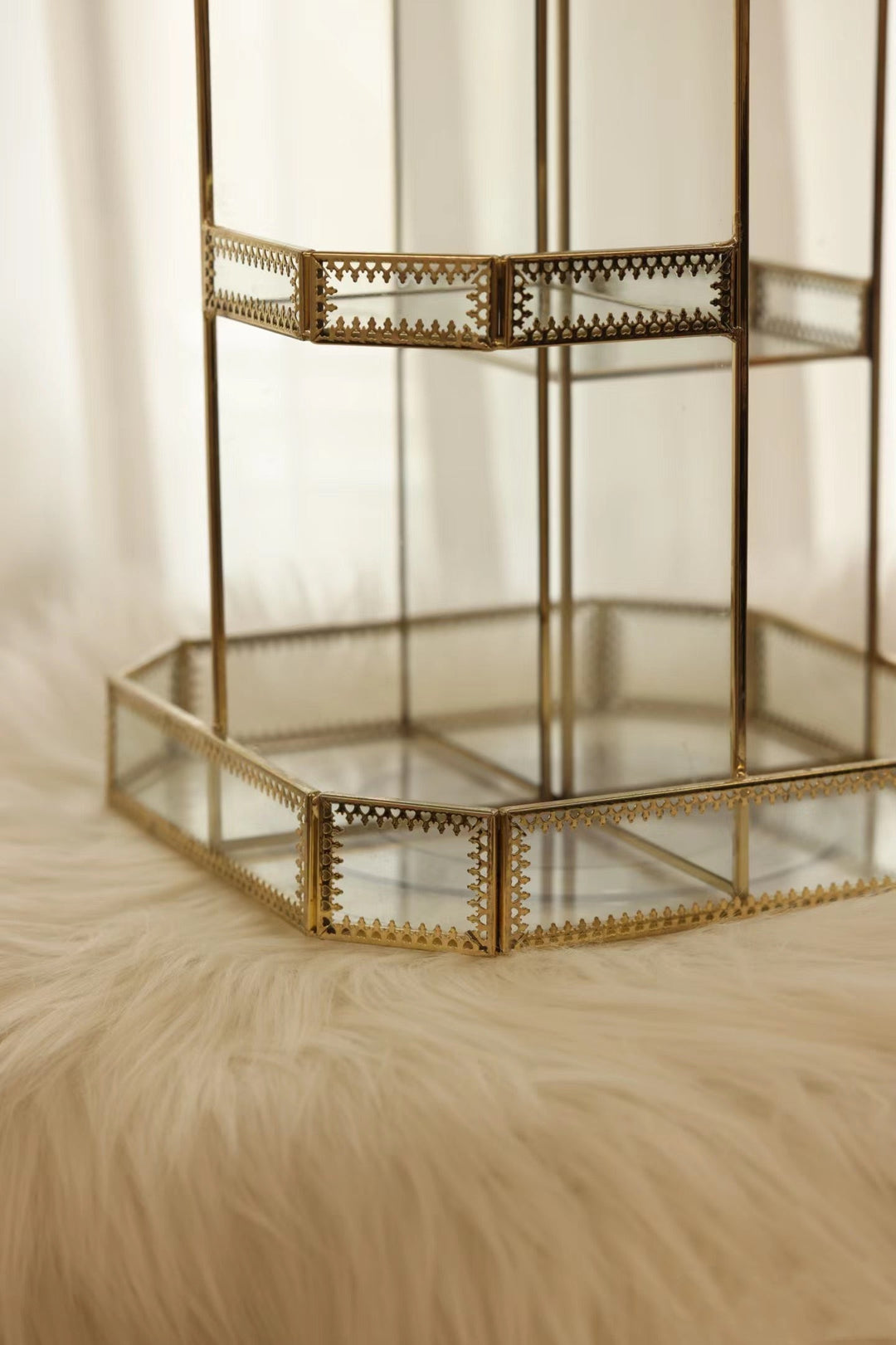 Exquisito organizador de vidrio dorado para tocador, diseño giratorio para cosméticos y decoración elegante.