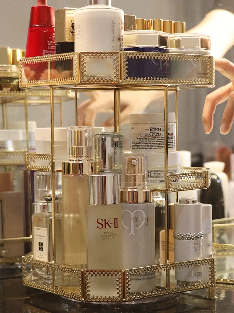 Organizador de vidrio dorado giratorio, ideal para cosméticos y perfumes en cualquier tocador o vanity moderno.