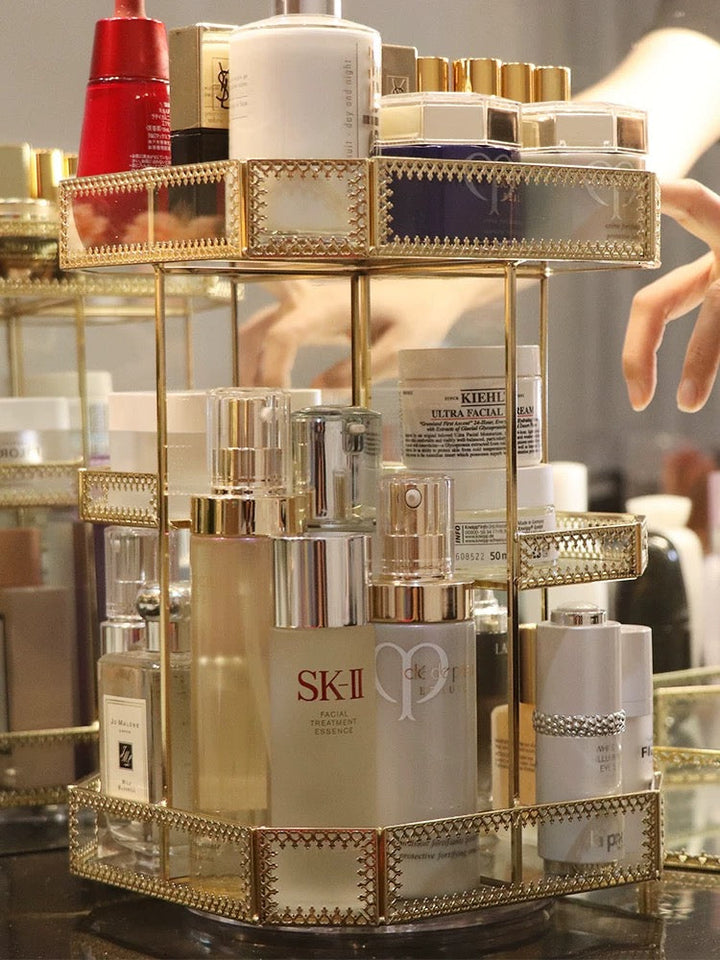Organizador de vidrio dorado giratorio, ideal para cosméticos y perfumes en cualquier tocador o vanity moderno.