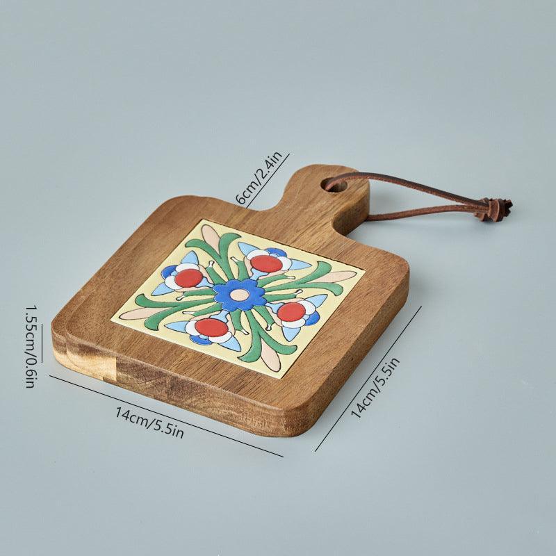 Detalle de posaplatos artesanal. Textura única y diseño mediterráneo para decoración de mesa.