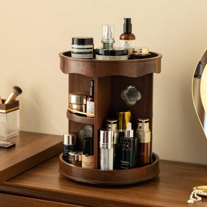 Organizador rotatorio multifuncional para cosméticos y accesorios en tocador o escritorio.