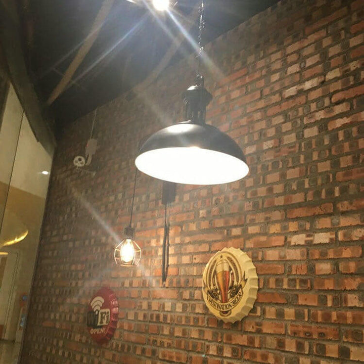 Iluminación decorativa rústica: aplique de pared industrial de hierro con polea, estilo vintage.