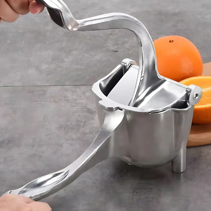 Utensilio de cocina: exprimidor manual de cítricos en aleación, acabado plata, estilo Japandi elegante.