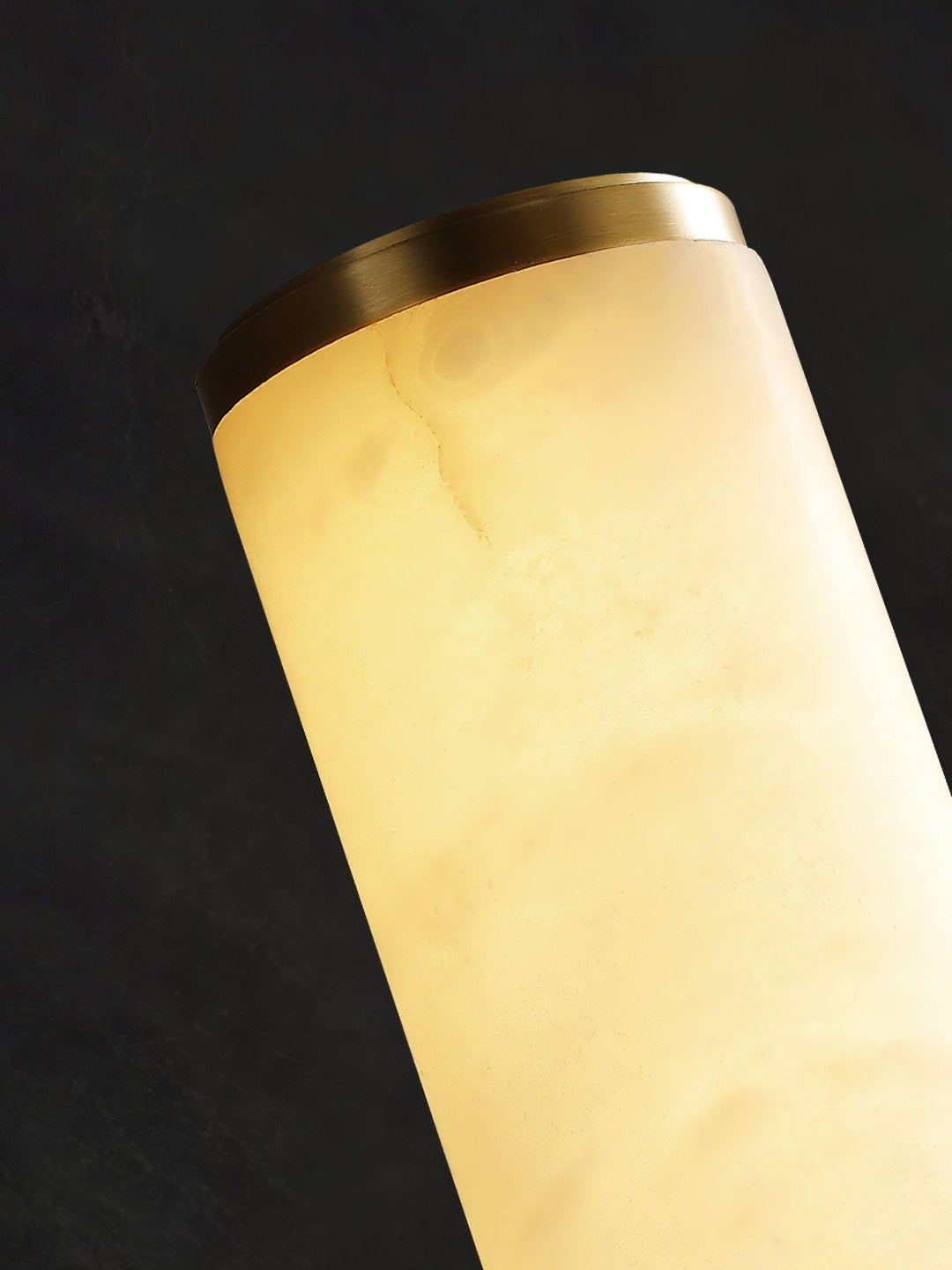 Aplique de pared negro y dorado con pantalla translúcida de efecto alabastro.