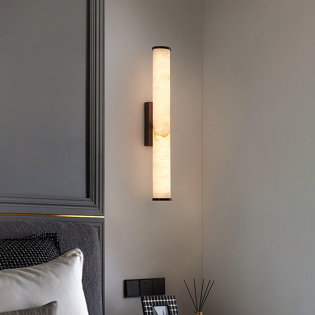 Aplique de pared elegante con efecto alabastro y detalles dorados para iluminación de lujo.