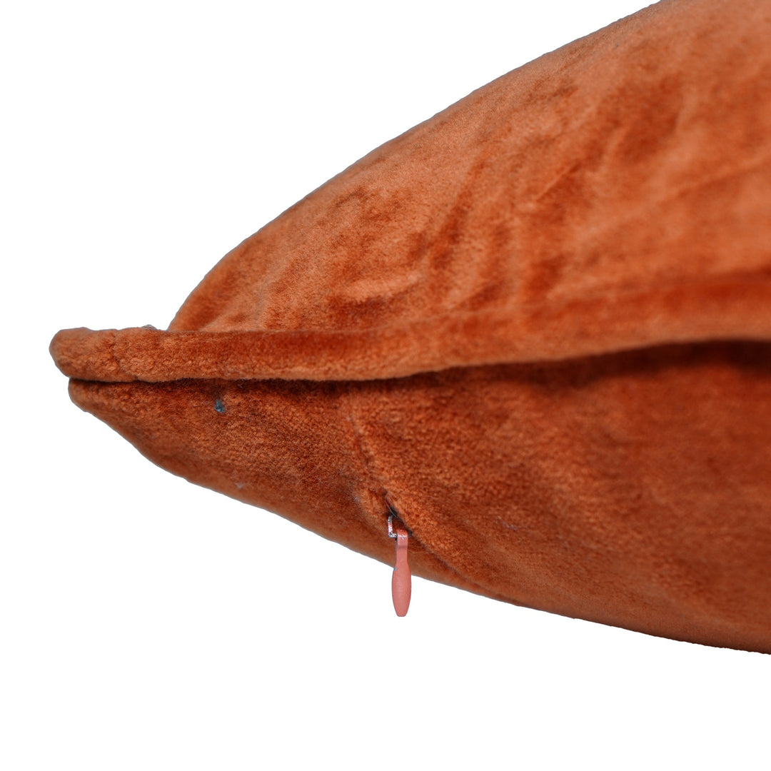 Funda cojín decorativa de terciopelo con flecos, aporta un toque moderno y vibrante al salón.