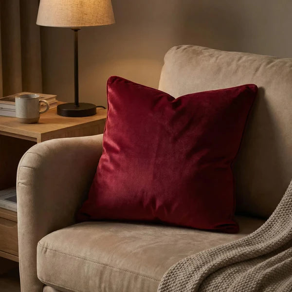 Suave funda cojín de terciopelo algodón, con flecos decorativos. Acentúa la decoración del hogar con lujo.