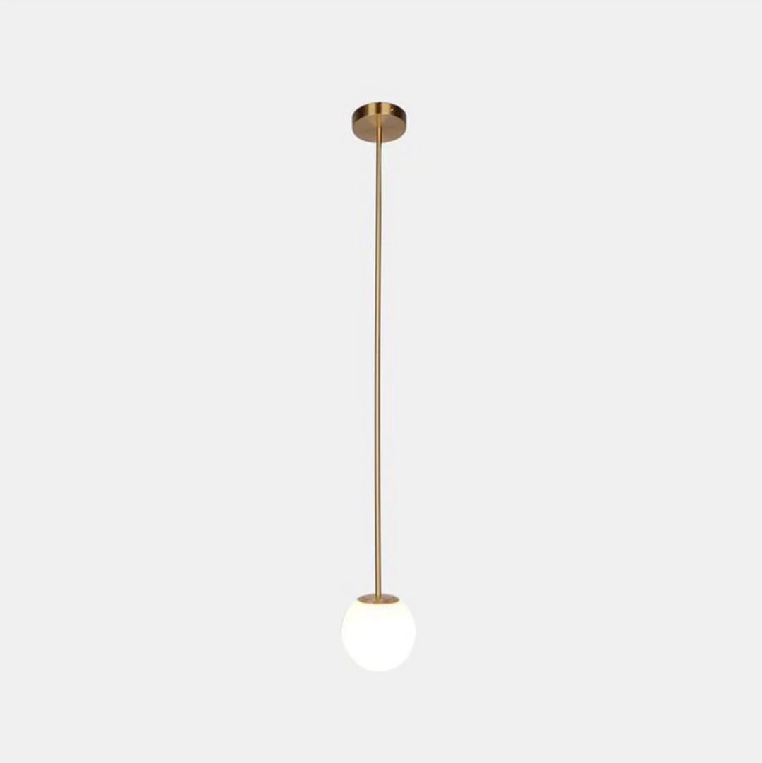 Detalle de lámpara colgante de esfera de vidrio esmerilado, diseño moderno y minimalista para techo.