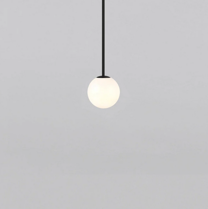 Lámpara colgante esférica de vidrio esmerilado, diseño moderno y minimalista, ideal para decoración de hogar.