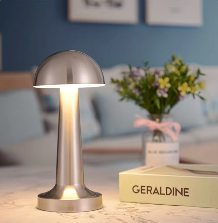 Detalle de base táctil en lámpara LED regulable para mesita de noche, control de luz fácil y moderno.