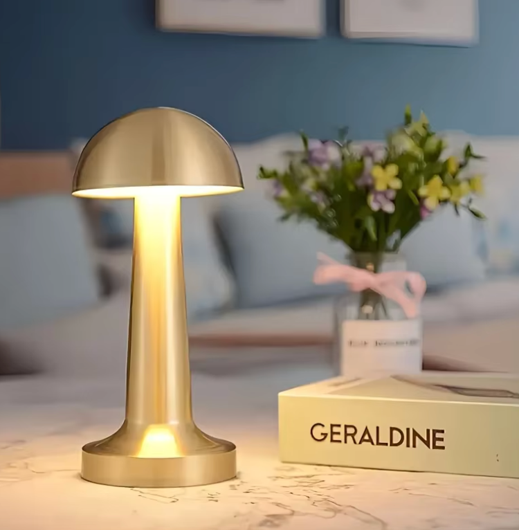 Lámpara LED táctil regulable sobre mesita de noche en dormitorio moderno, luz suave y ajustable.